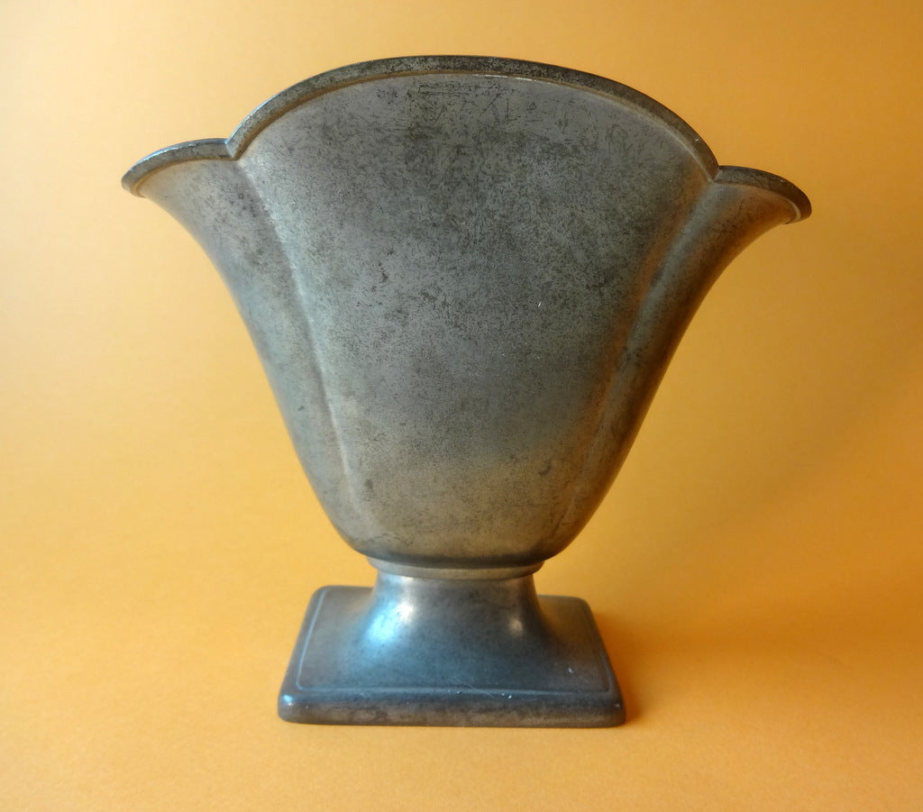 Vase af tin med firkantet fodstykke, stemplet Just Andersen Danmark, nr. 1281. 