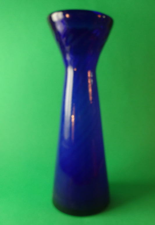 Optisk snoet hyacintglas i blå glasmasse, indvendigt med kalkaflejringer.