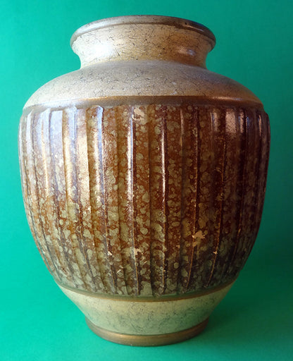 Kanneleret vase af brændt ler, bemalet og marmoreret.