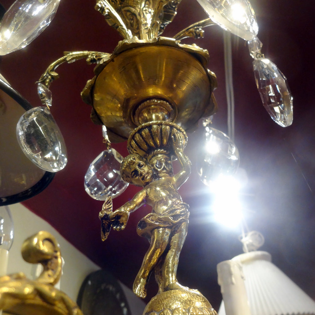 Meget veludført fransk bronze lysekrone, med stående engel.