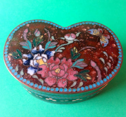 Kinesisk æske af kobber, dekoreret med cloisonne. Motiv af blomster og sommerfugl.