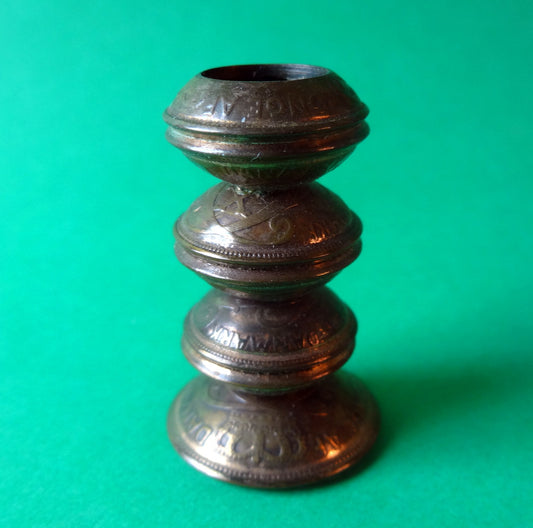 Lille lysestage lavet af kobber mønter, to og fem øre.