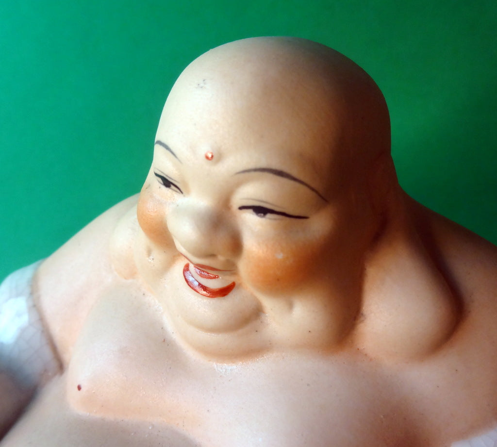 Fed og selvtilfreds Buddha i porcelæn, formentlig porcelæn.