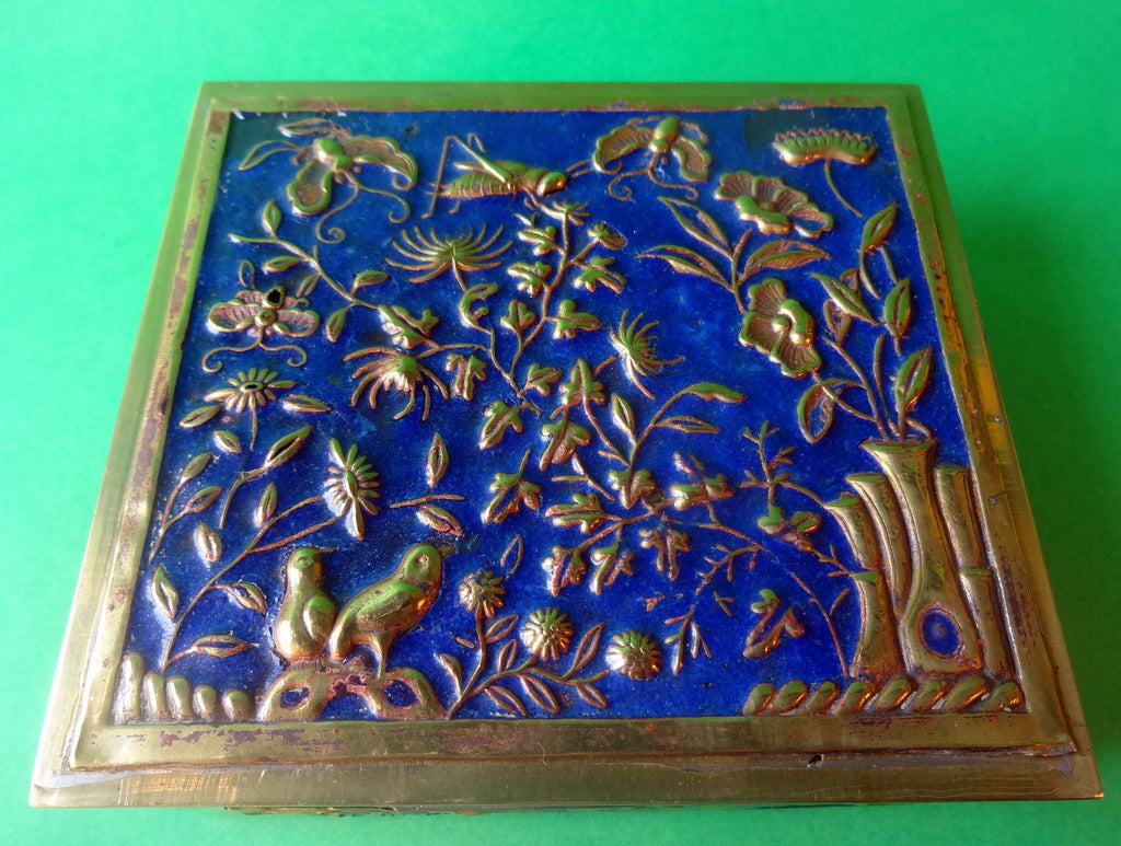 Lille kinesisk bronzehelligdom, med motiver af græshopper, fugle, sommerfugle etc. Omgivet af blå emalje. Bundstemplet KINA, tidligt stempel.