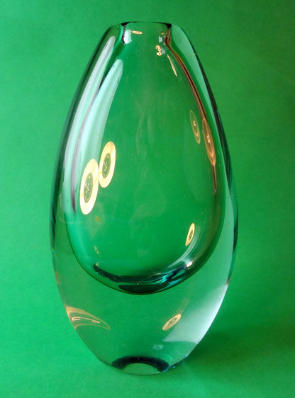 Søgrøn vase af blæst glas, med klart udhæng tilskrevet Gunnel Nyman. Signeret i bund og nummereret.