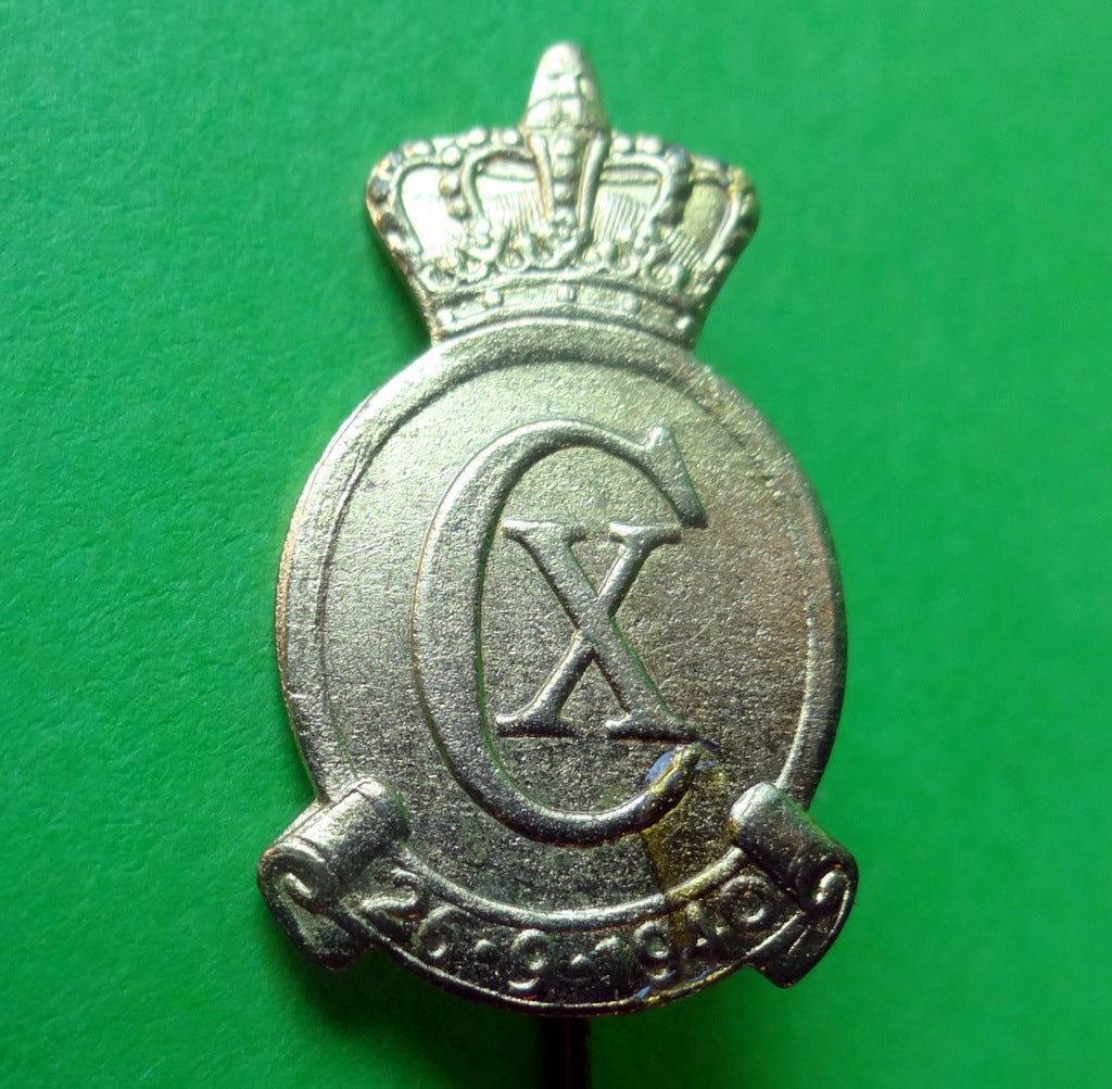 Lille emblem i forgyldt messing, dateret 26/9-1940 kongens fødselsdag.