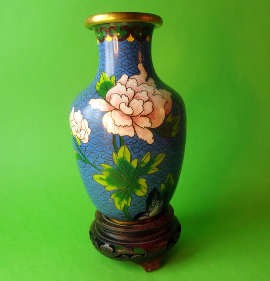 Blå vase af cloisonne med blomstermotiv, og sommerfugl