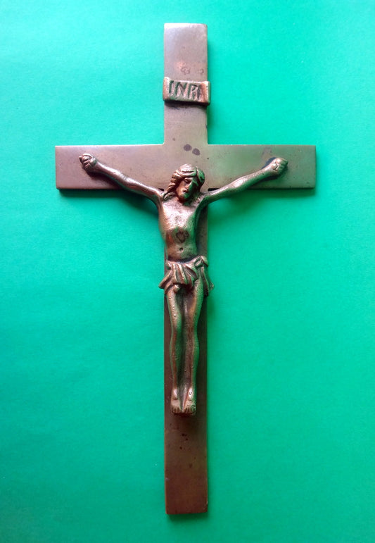 Krucifiks af messing, bag på korset nederst rester
