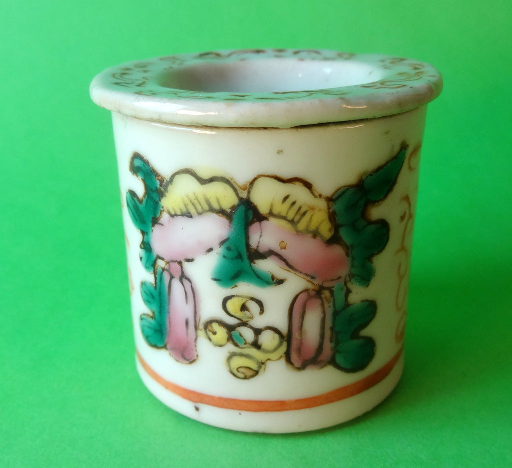 Kinesisk salvekrukke af porcelæn med lykkesymbol