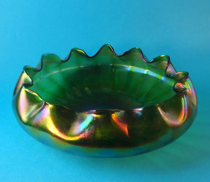 Mundblæst bordskål af grønt glas, med irriceret lustre