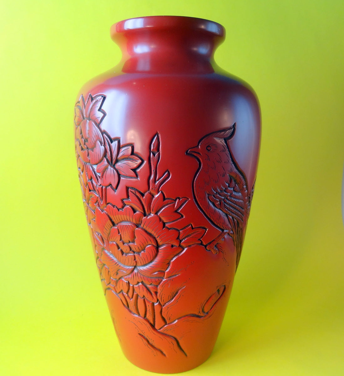 Kinesisk vase af cinnabar (rød lak) lavet på korpus