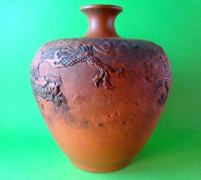 Kinesisk vase af yixing ler, forestillende drage