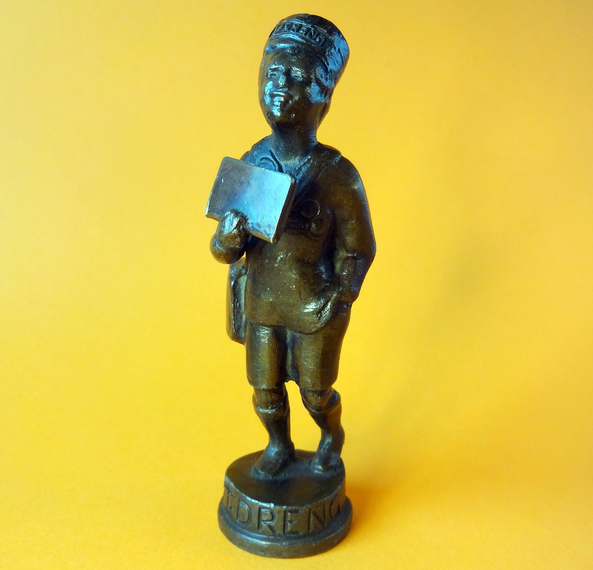 BT-drengen i bronze patineret tin, givet af Berlingske Tidende