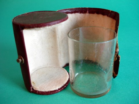 Glas i etui - Antikbutik på Auktion-Antik.dk. Lille glas i etui, ca. 1900. Højde 7 cm. Lille afslag på glas