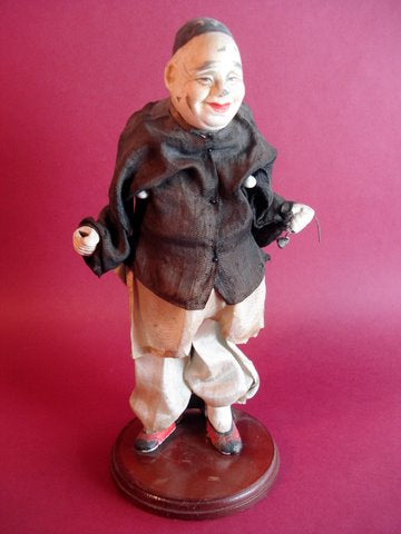 Antagelig japansk dukke. 28 cm. Keramisk materiale