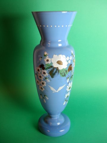 Blå vase - Antikbutik på Auktion-Antik.dk. Høj (ca. 30 cm) blå opalvase, ca. 1890. Lille nedslebet kantskår