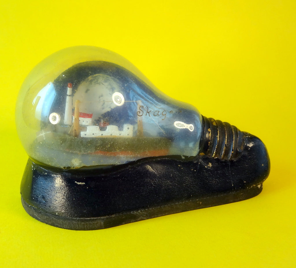 Elektrisk pære anvendt som flaskeskib med påmalet
