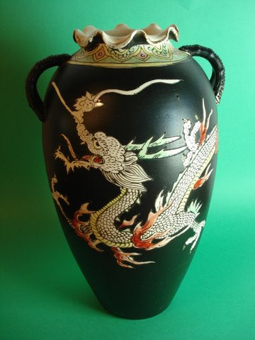 Japansk vase - Antikbutik hos Auktion-Antik.dk. Stor japansk vase med træk motiv. Højde ca. 33 cm. Ca. 1880. Vasens indre er beklædt med kalk, hvilket tyder på, at vasen er bjærget fra havet