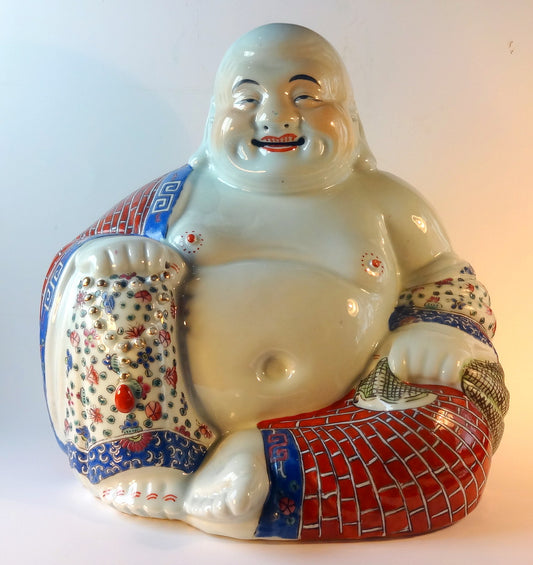 Stor kinesisk buddha af bemalet porcelæn, stemplet i bund
