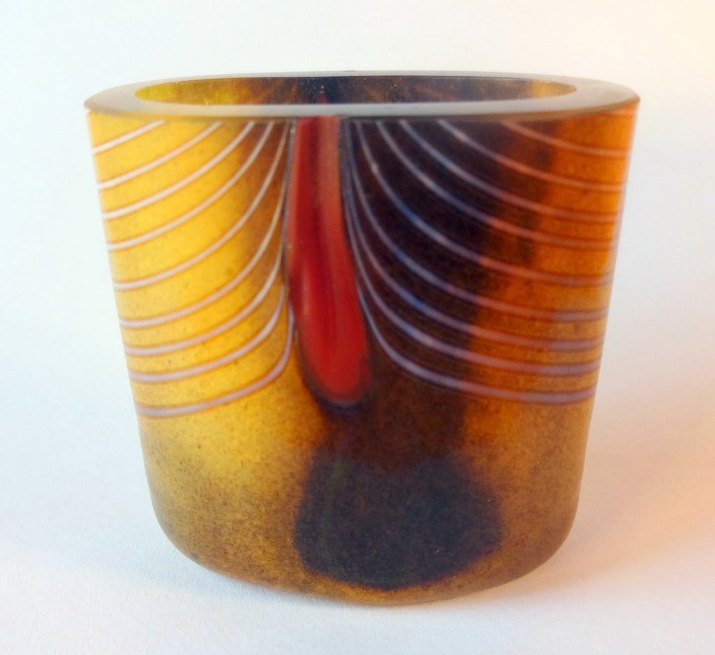 Lille glasvase i jordbrune farver med indlagt hvidetråde