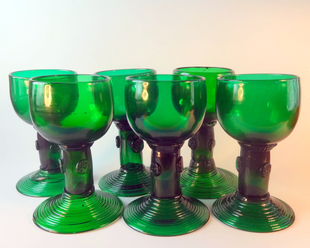 Seks mundblæste dybgrønne glas. Indvendig i cuppa vulst