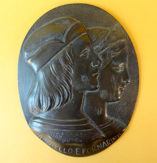 Relief betitlet Raffaello E. Fornarina af bronzeret tin
