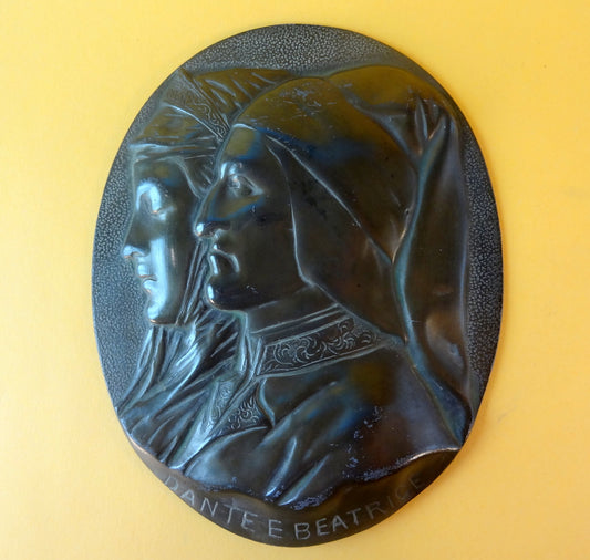 Relief betitlet Dante E. Beatrice af bronzeret tin