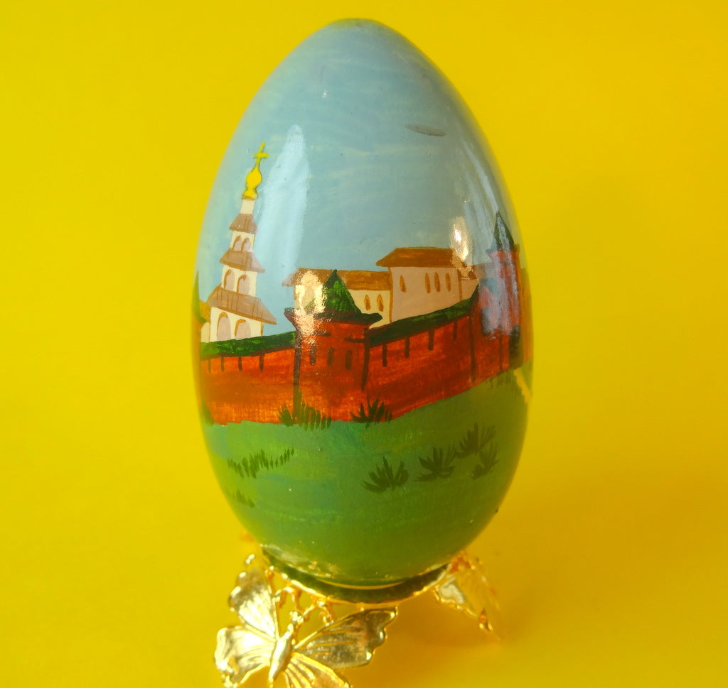 Russisk æg af bemalet træ, forestillende fæstningsværk