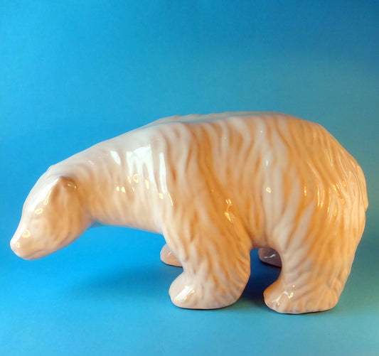 Stor isbjørn af hvidglaseret fajance