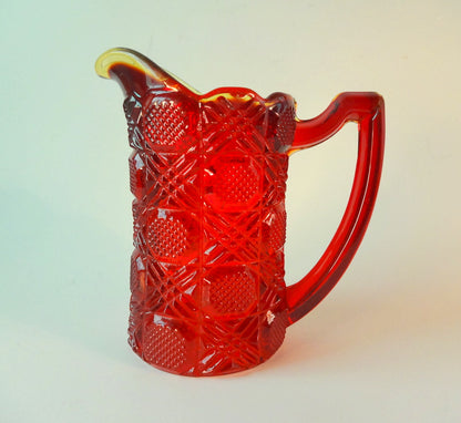 Flødekande af rødt glas fra Fyens Glasværk