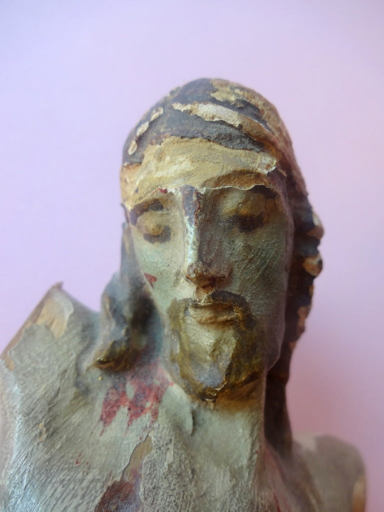 Kristusfigur udskåret i træ, oliemaling på kridtbaggrund, original maling, rester af forgyldning, begge arme mangler.