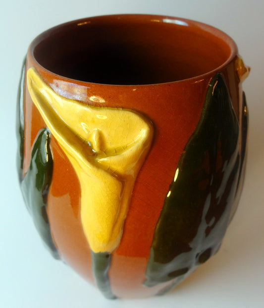 Keramikvase af Michael Andersen, udført for grossist CV Kjær. Motivet er 3 gule tragtformede blomster, og grønne blade, modelleret efter vasen.