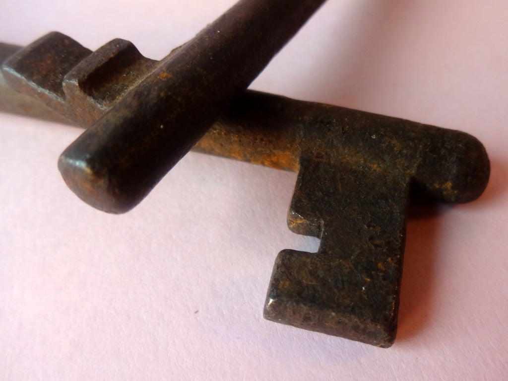 2 gamle nøgler af jern