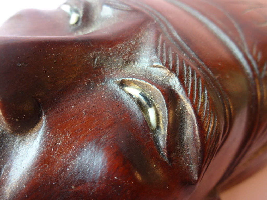 Håndskåret maske af rosentræ med indlagte øjne af glas, og tænder i munden af udskåret elfenben.