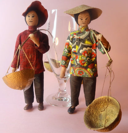 2 figure af kvinder der bærer ris, klædning af silke, læder og antagelig rødspætteskind.