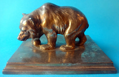 Forsølvet blikskulptur, der forestiller en bjørn, der leger med bolden. Kunst ukendt.