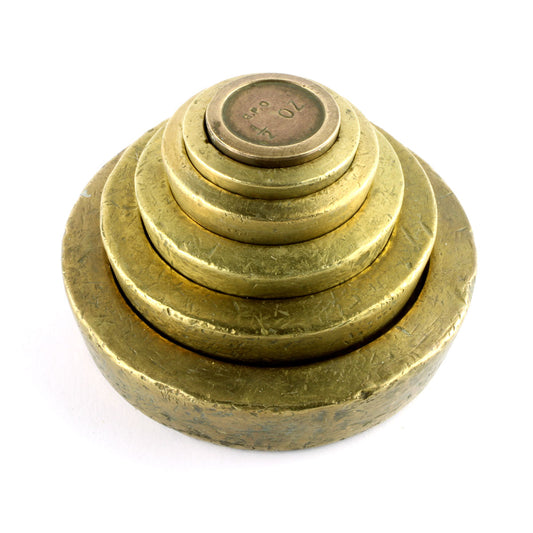 En samling engelske vægtlodder fremstillet af messing