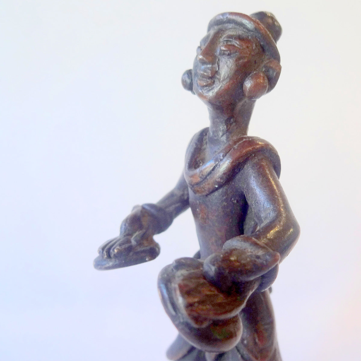 Indisk bronze figur forestillende musiker fra Antik44.dk