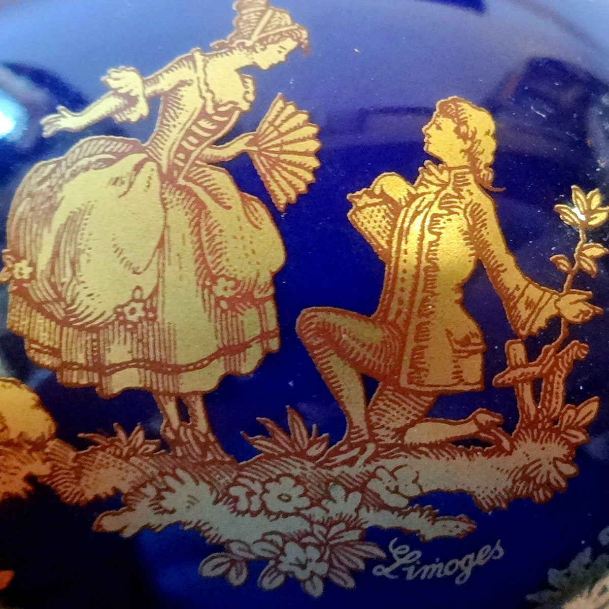 Porcelænsæg med indvendig og udvendig dybblå glasur og guld