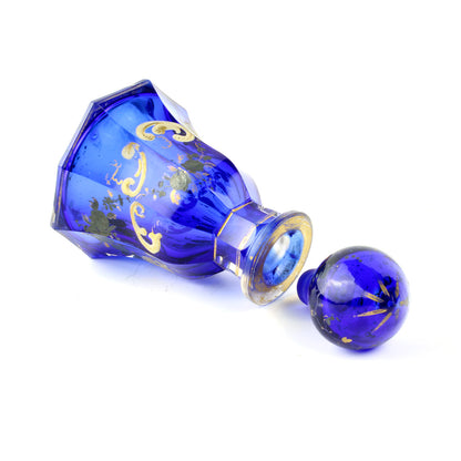 flaske af fuldslebet krystal glas med kongeblåt underfang