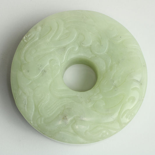 Bi ring udskåret af hvid/lys celadonfarvet jade