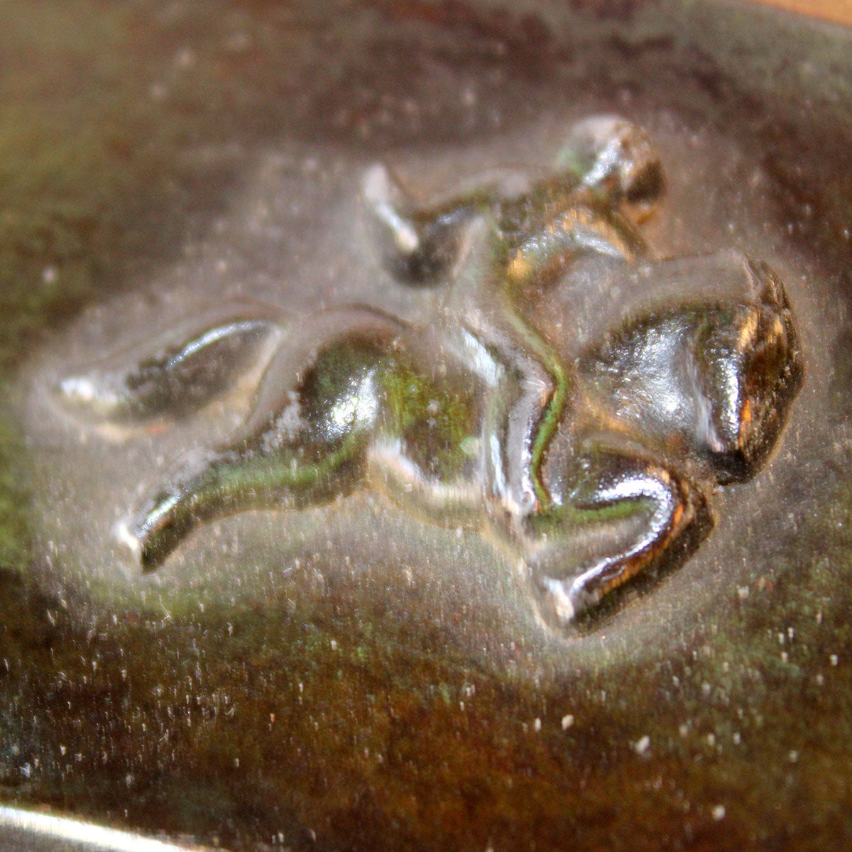 Bordskål af patineret bronze med motiv af rytter og hund