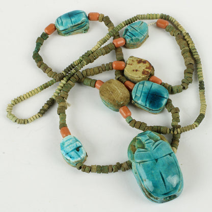 antikke perler fremstillet af brændt ler med i satte skarabæer