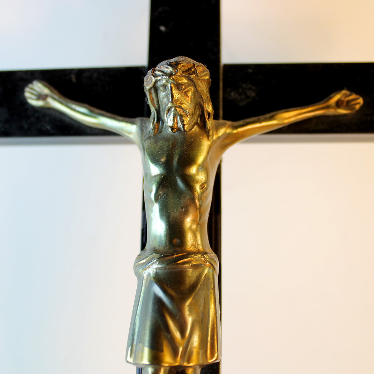 med jesus figur af bronze