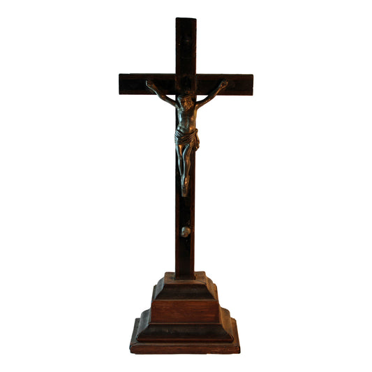 Lille alter krucifiks af ågremalet træ, bærende Kristus figur