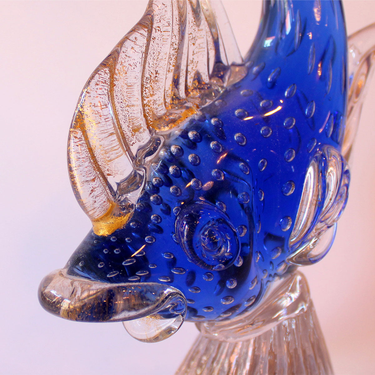Murano skulpturen fremstår i klart glas med fisken i blåt