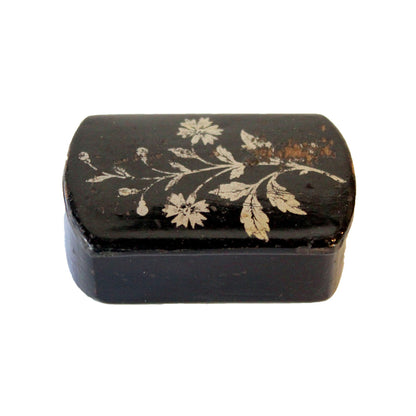 Lille orientalsk æske fremstillet af papmache og sort lak