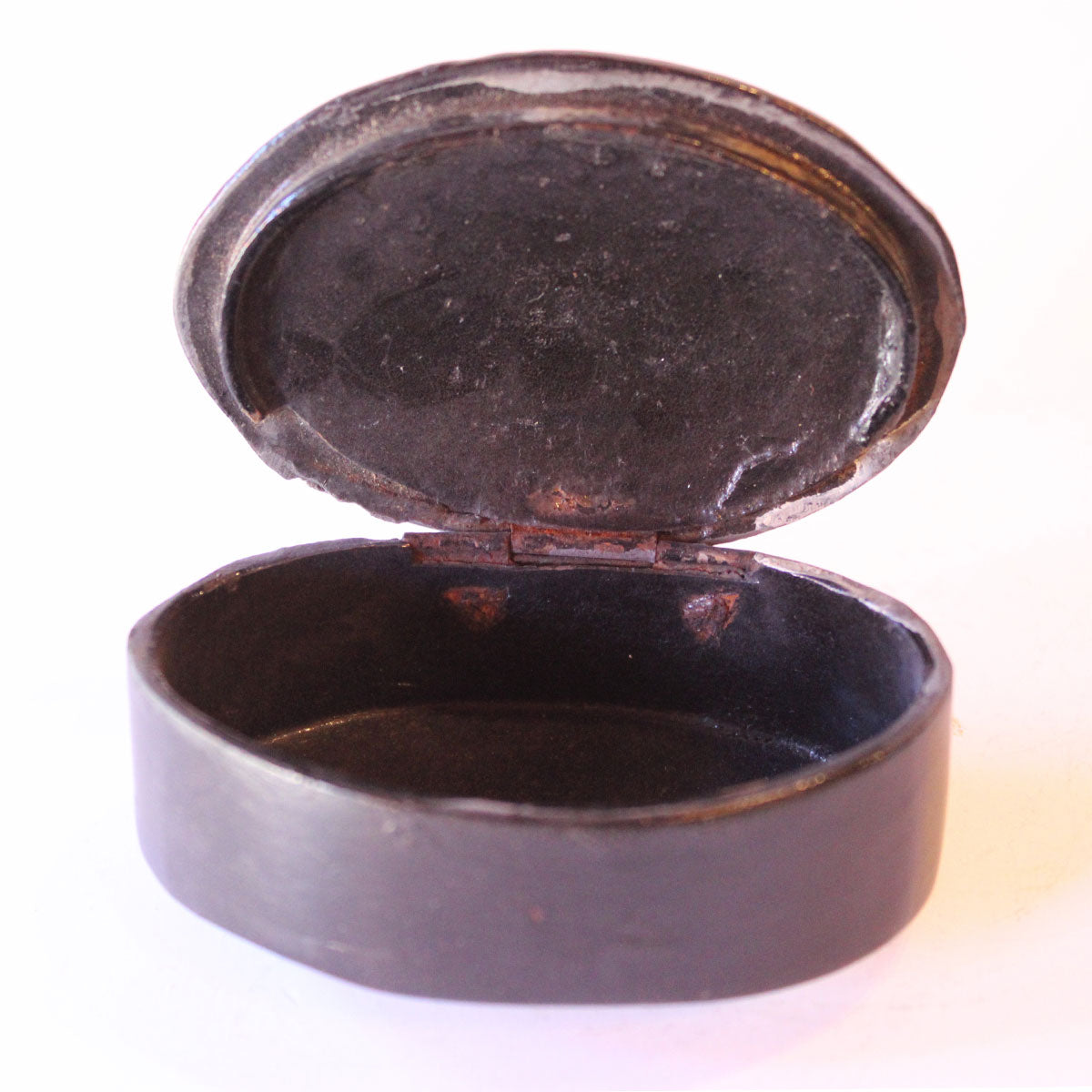Æske af sølvlignende metal antagelig tin fra Krejlerkongen
