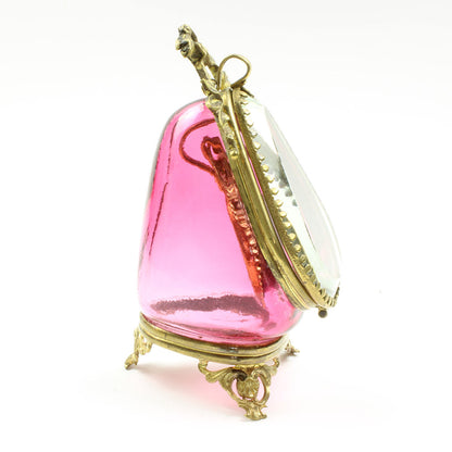 Urhus fremstillet i forgyldt messing og rosafarvet glas