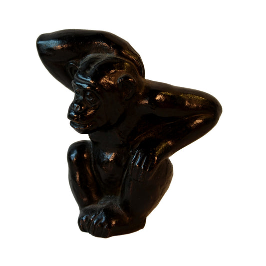 Figur forestillende siddende abe, støbt i bronze.